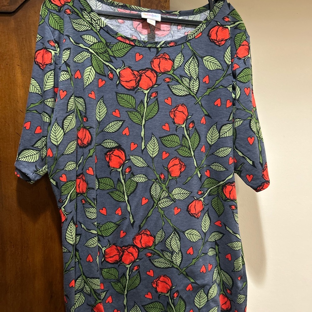 LuLaRoe Red and Green 3/4 Sleeve Relaxed Top
